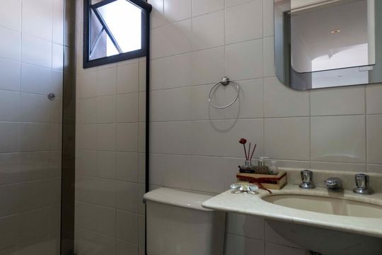 Banheiro social de apartamento à venda com 2 quartos, 60m² em Vila Moinho Velho, São Paulo