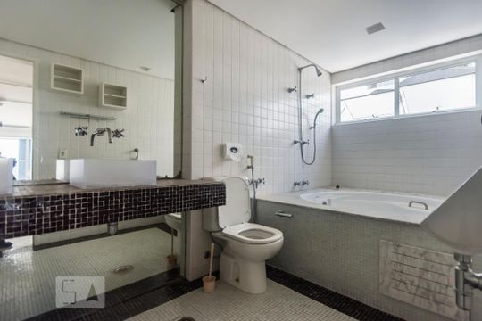 banheiro Suite de apartamento à venda com 1 quarto, 134m² em Vila Madalena, São Paulo