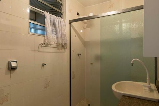 Banheiro de apartamento à venda com 1 quarto, 57m² em Vila Mariana, São Paulo