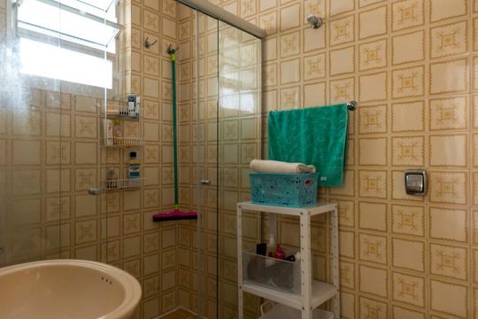 Banheiro de apartamento à venda com 2 quartos, 56m² em Vila Clementino, São Paulo