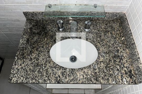 Banheiro de kitnet/studio para alugar com 1 quarto, 54m² em Barra Funda, São Paulo