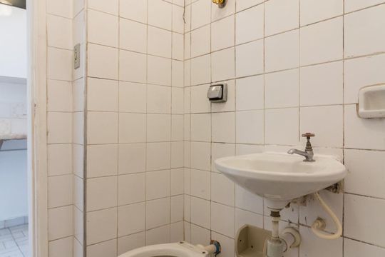 Banheiro de kitnet/studio à venda com 1 quarto, 28m² em Vila Buarque, São Paulo