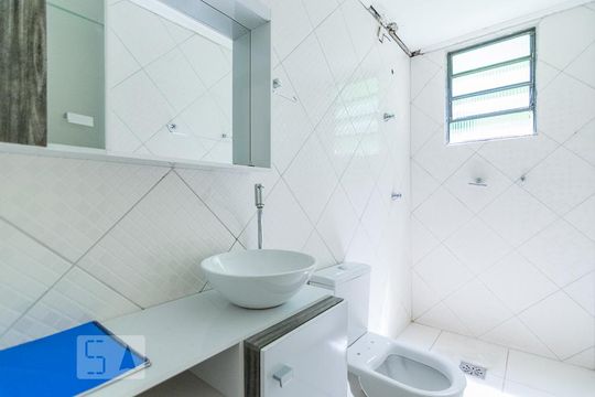 Banheiro de apartamento para alugar com 2 quartos, 50m² em Baeta Neves, São Bernardo do Campo