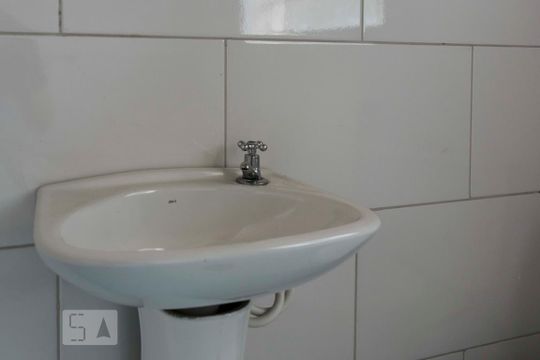 2o. Andar - Banheiro (Torneira) de casa para alugar com 2 quartos, 120m² em Mirandópolis, São Paulo