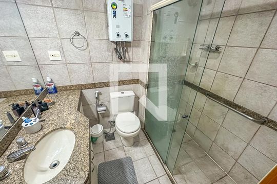 Banheiro  de apartamento à venda com 2 quartos, 55m² em Flamengo, Rio de Janeiro