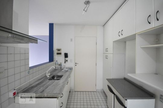 cozinha de apartamento para alugar com 2 quartos, 72m² em Jardim Ampliação, São Paulo