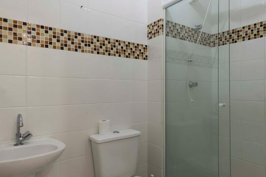 Banheiro de kitnet/studio para alugar com 1 quarto, 45m² em Cambuci, São Paulo