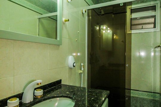 Banheiro Social de apartamento à venda com 3 quartos, 157m² em Copacabana, Rio de Janeiro