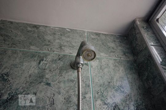CHUVEIRO A GÁS DETALHE de apartamento à venda com 3 quartos, 100m² em Leblon, Rio de Janeiro