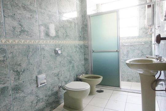 BANHEIRO de apartamento à venda com 3 quartos, 100m² em Leblon, Rio de Janeiro