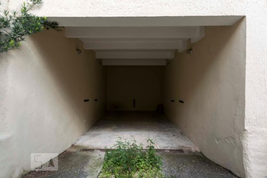 Garagem de casa à venda com 2 quartos, 140m² em Cambuci, São Paulo