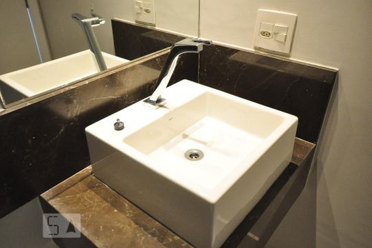 detalhe do banheiro suíte  de apartamento para alugar com 2 quartos, 61m² em Vila Andrade, São Paulo