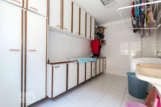 Área de serviço de casa de condomínio para alugar com 4 quartos, 495m² em Alphaville Residencial Um, Barueri