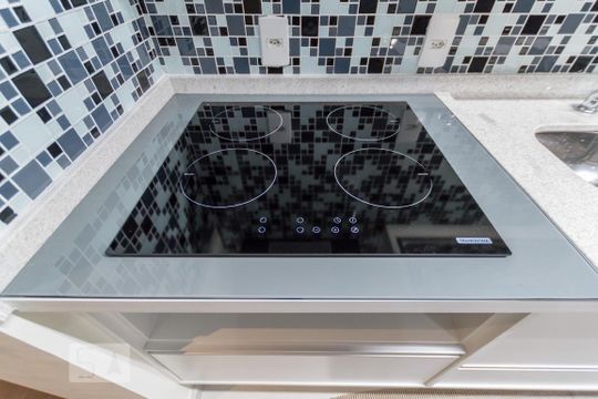 Cozinha de kitnet/studio para alugar com 1 quarto, 50m² em Empresarial 18 do Forte, Barueri