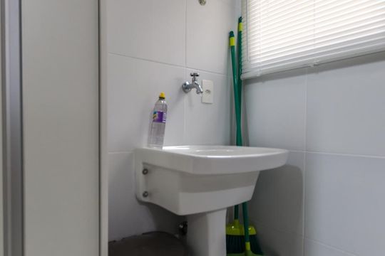 Área de serviço de kitnet/studio para alugar com 1 quarto, 50m² em Empresarial 18 do Forte, Barueri