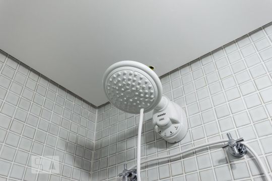 Banheiro de kitnet/studio para alugar com 1 quarto, 50m² em Empresarial 18 do Forte, Barueri