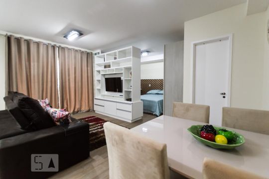 Sala de kitnet/studio para alugar com 1 quarto, 50m² em Empresarial 18 do Forte, Barueri