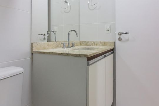Banheiro de kitnet/studio para alugar com 1 quarto, 33m² em Barra Funda, São Paulo