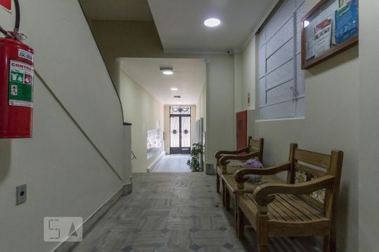 Hall de entrada de apartamento para alugar com 1 quarto, 50m² em República, São Paulo