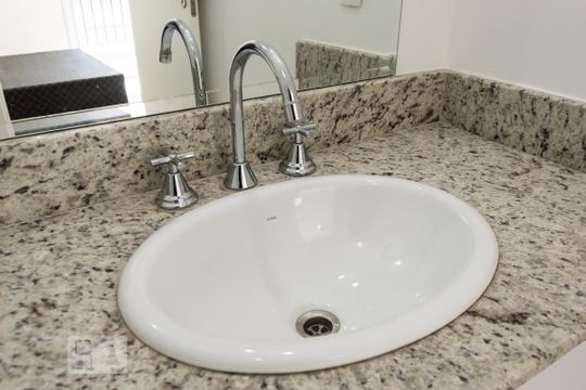 Banheiro de kitnet/studio para alugar com 1 quarto, 34m² em Tamboré, Barueri