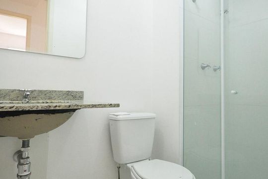 banheiro de apartamento para alugar com 2 quartos, 48m² em Parque Reboucas, São Paulo