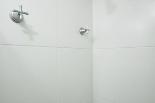 detalhe do banheiro de apartamento para alugar com 2 quartos, 48m² em Parque Reboucas, São Paulo