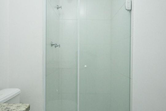 detalhe do banheiro de apartamento para alugar com 2 quartos, 48m² em Parque Reboucas, São Paulo