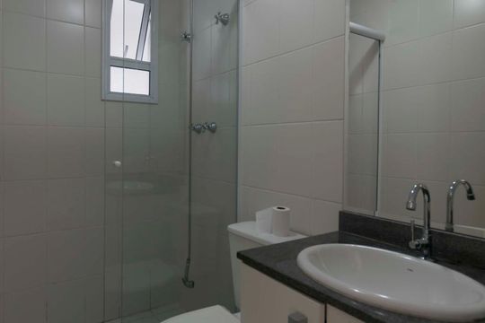 Banheiro social de apartamento para alugar com 3 quartos, 64m² em Cambuci, São Paulo