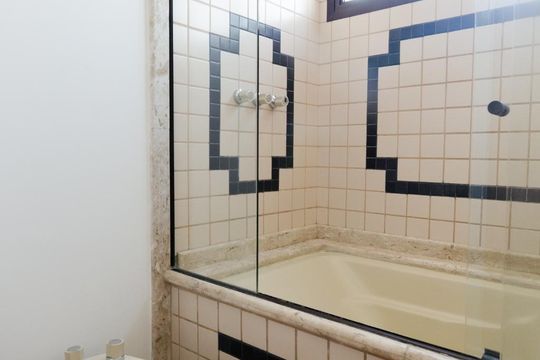 Banheiro de apartamento à venda com 1 quarto, 70m² em Cambuí, Campinas