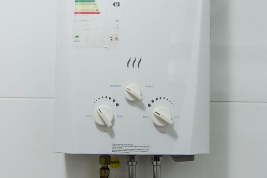 DETALHE AQUECEDOR NO BANHEIRO DA SUITE de apartamento à venda com 4 quartos, 165m² em Lagoa, Rio de Janeiro