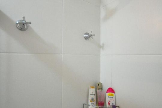 detalhe do banheiro de apartamento para alugar com 2 quartos, 48m² em Parque Reboucas, São Paulo