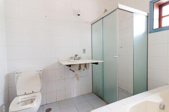 Banheiro de casa de condomínio à venda com 3 quartos, 250m² em Cidade Universitária, Campinas