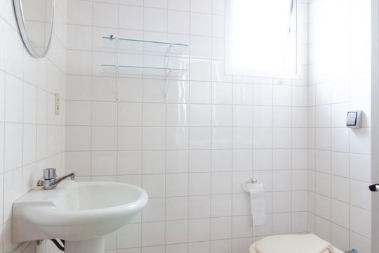 Banheiro de apartamento à venda com 1 quarto, 40m² em Centro, Campinas