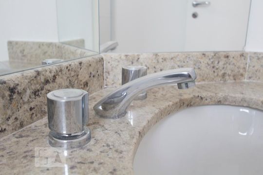 BANHEIRO SUITE de apartamento para alugar com 3 quartos, 65m² em Saúde, São Paulo