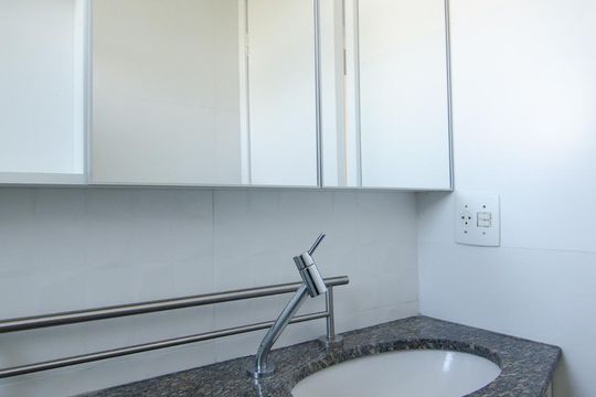 Banheiro de apartamento à venda com 2 quartos, 54m² em Vila Industrial, Campinas