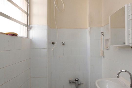 Banheiro de kitnet/studio para alugar com 1 quarto, 39m² em República, São Paulo
