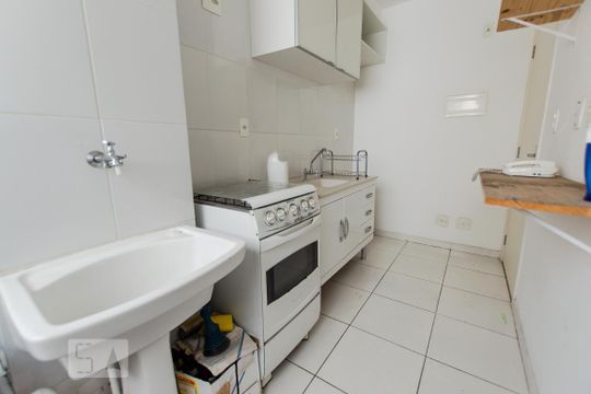 Cozinha + área de serviço de apartamento à venda com 2 quartos, 44m² em Água Branca, São Paulo