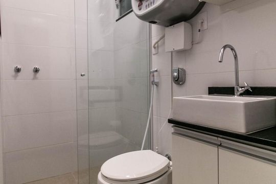 Banheiro de kitnet/studio para alugar com 1 quarto, 24m² em Botafogo, Rio de Janeiro