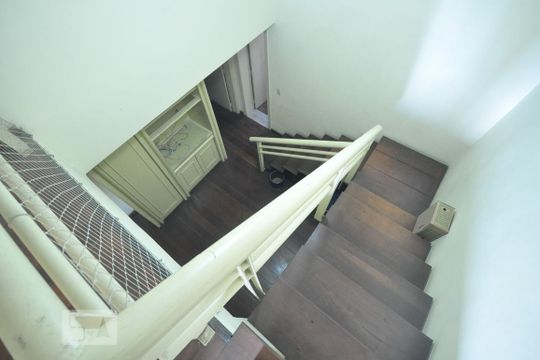 Escada de apartamento para alugar com 6 quartos, 450m² em Jardim Ampliação, São Paulo