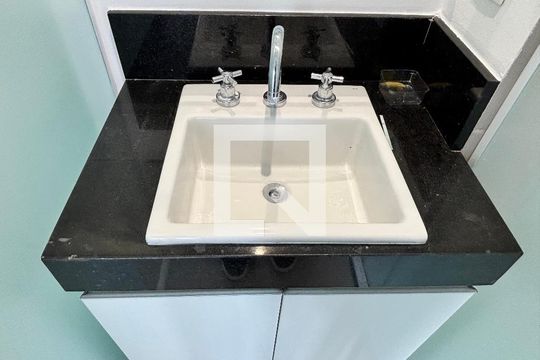 Banheiro de kitnet/studio para alugar com 1 quarto, 29m² em Vila Olímpia, São Paulo