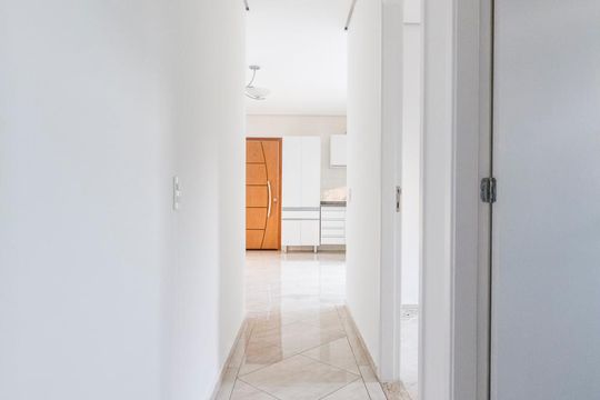 Corredor dos quartos com visão para a sala e porta de entrada  de apartamento à venda com 2 quartos, 90m² em Vila Ema, São Paulo