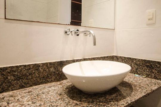Banheiro da suite, detalhe cuba do lavatório de apartamento para alugar com 3 quartos, 154m² em Leblon, Rio de Janeiro