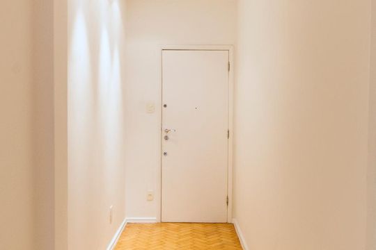 Hall de entrada do imóvel de apartamento para alugar com 3 quartos, 154m² em Leblon, Rio de Janeiro