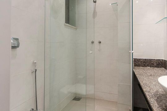 Banheiro da suite de apartamento para alugar com 3 quartos, 154m² em Leblon, Rio de Janeiro