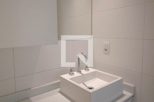 Banheiro de apartamento para alugar com 1 quarto, 45m² em Pinheiros, São Paulo