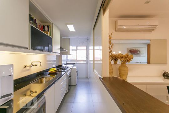 Cozinha de apartamento para alugar com 2 quartos, 80m² em Barra da Tijuca, Rio de Janeiro