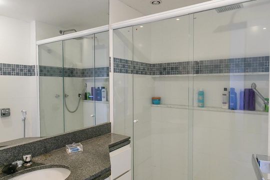 Banheiro de apartamento para alugar com 2 quartos, 80m² em Barra da Tijuca, Rio de Janeiro