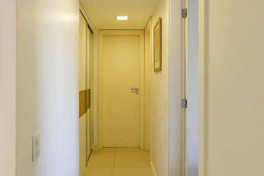 Corredor de apartamento para alugar com 2 quartos, 80m² em Barra da Tijuca, Rio de Janeiro