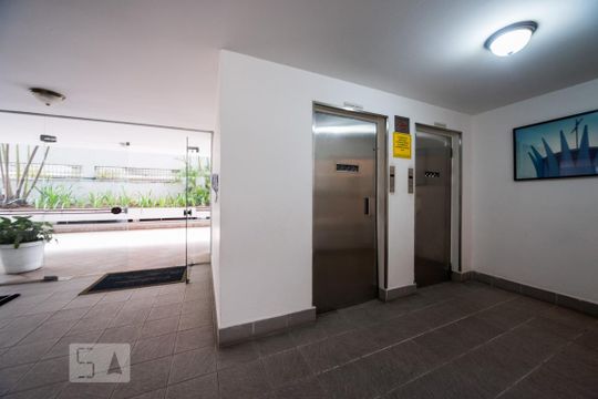Hall de apartamento para alugar com 2 quartos, 82m² em Itaim Bibi, São Paulo