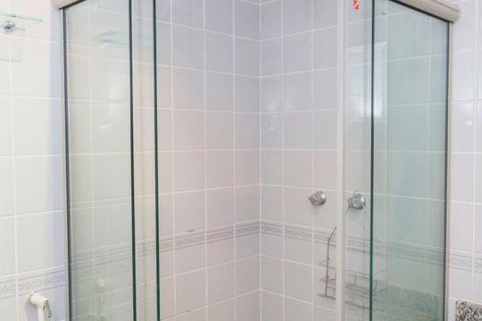 Banheiro Social de apartamento para alugar com 2 quartos, 65m² em Barra da Tijuca, Rio de Janeiro